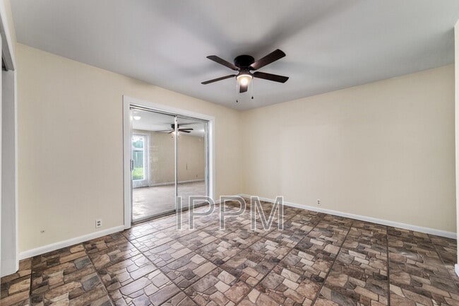 Building Photo - 914 Carrol Ave