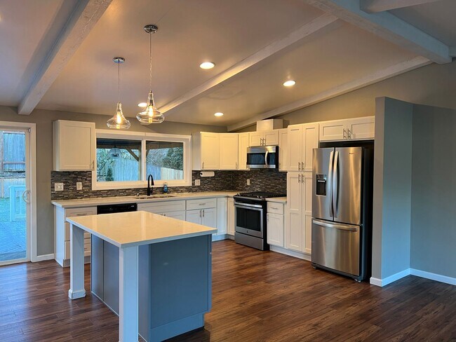 Building Photo - 3 Bedroom 2.5 Bath in Desirable Renton Fairwood Greens