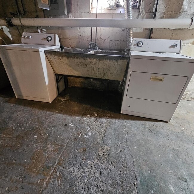 Building Photo - Duplex - 2 Bedroom, 2 Full Bathrooms and a...
