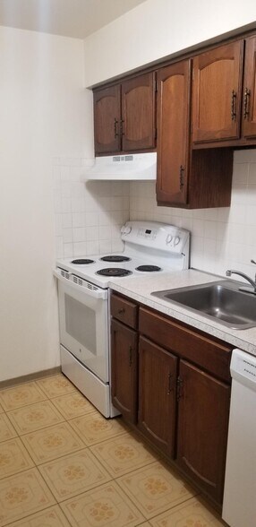 Kitchen - 6605 Katahdin Dr