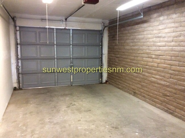 Building Photo - 3 Bed, 2.5 bath Condo