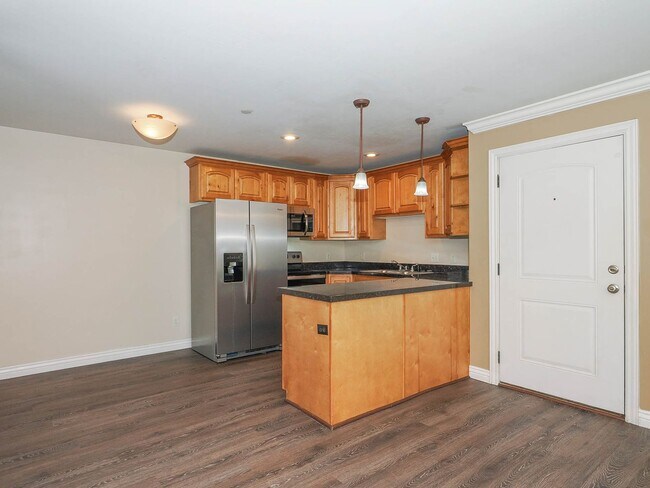 Building Photo - GROUND LEVEL CONDO UNIT