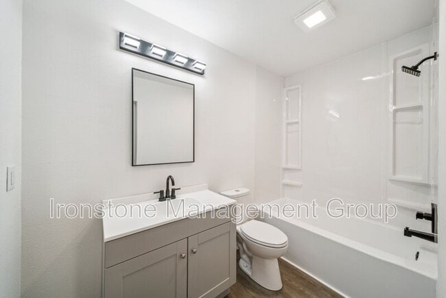 Building Photo - 3165 E 49th St