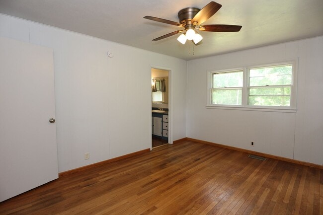 Building Photo - Country Rambler on Large Lot!