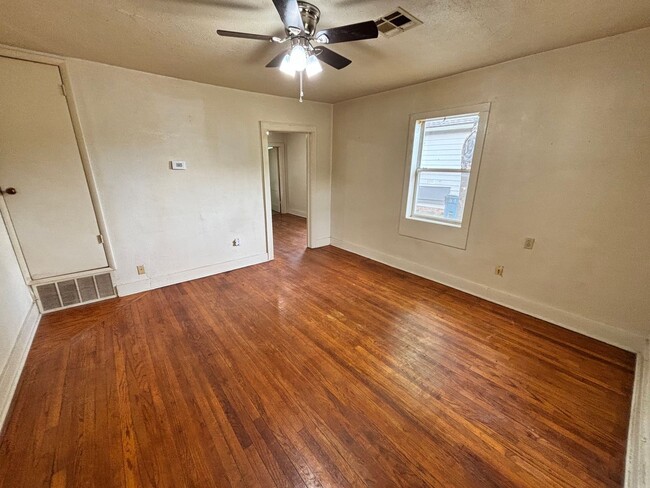 Building Photo - 1-Bedroom, 1-Bathroom Duplex with central heat and air