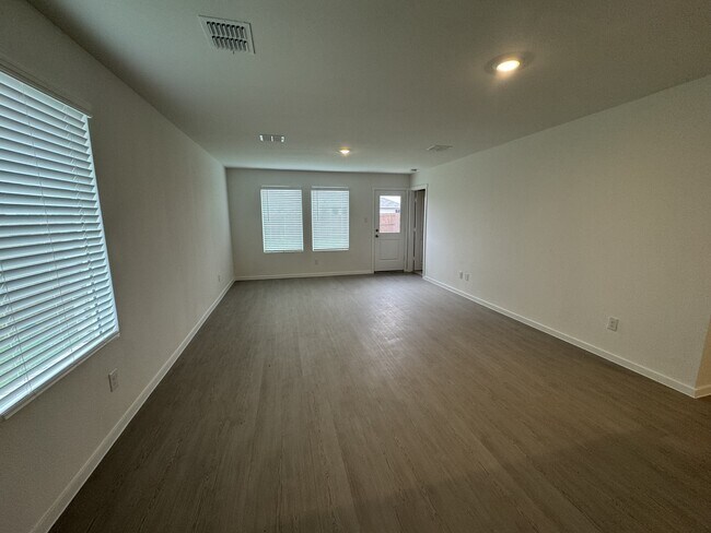 Building Photo - 913 Birkdale Dr