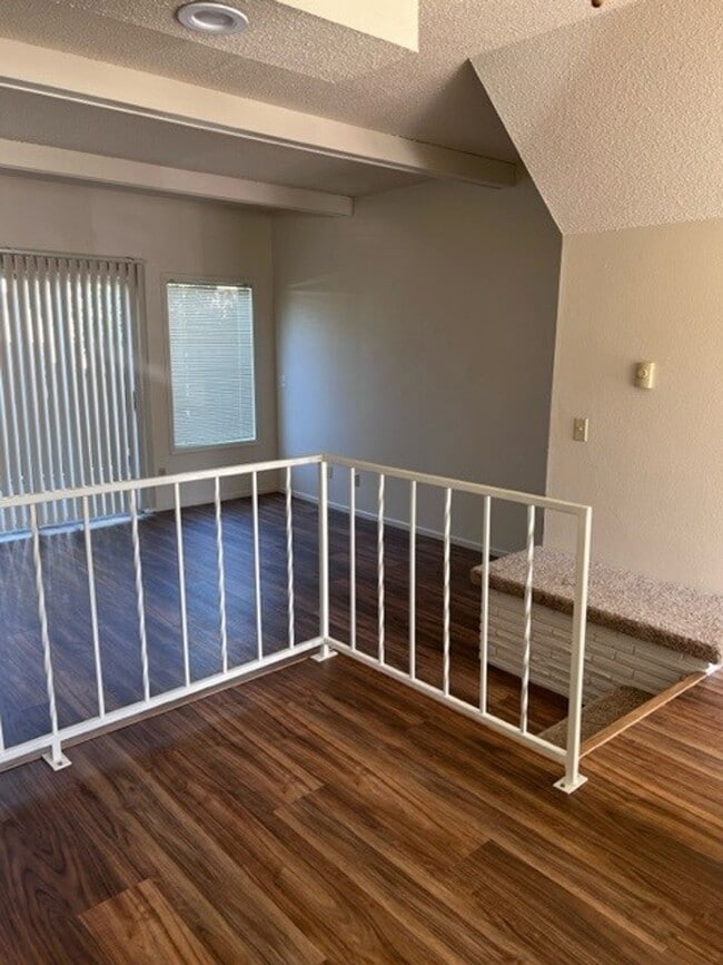 Building Photo - FREE RENT! 2x1 Townhome on Miller St S