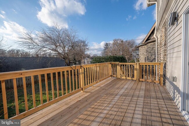 Building Photo - 314 N Essex Ave