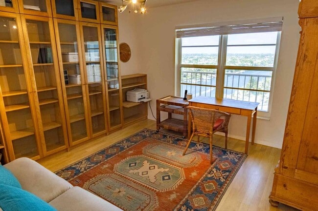 Building Photo - 1021 Hillsboro Mile