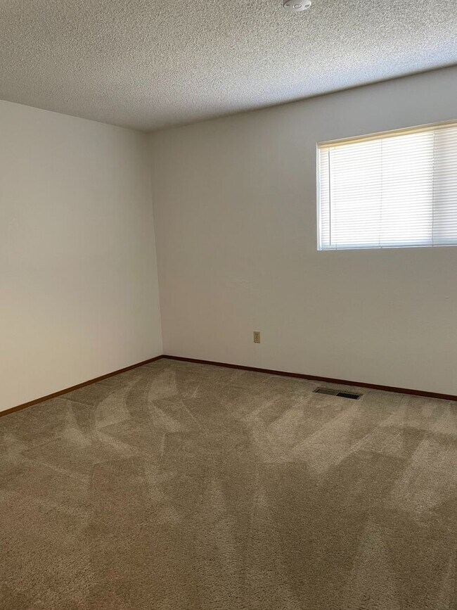 Building Photo - Very Clean 2 bedroom 1.5 bath Townhome; Ga...