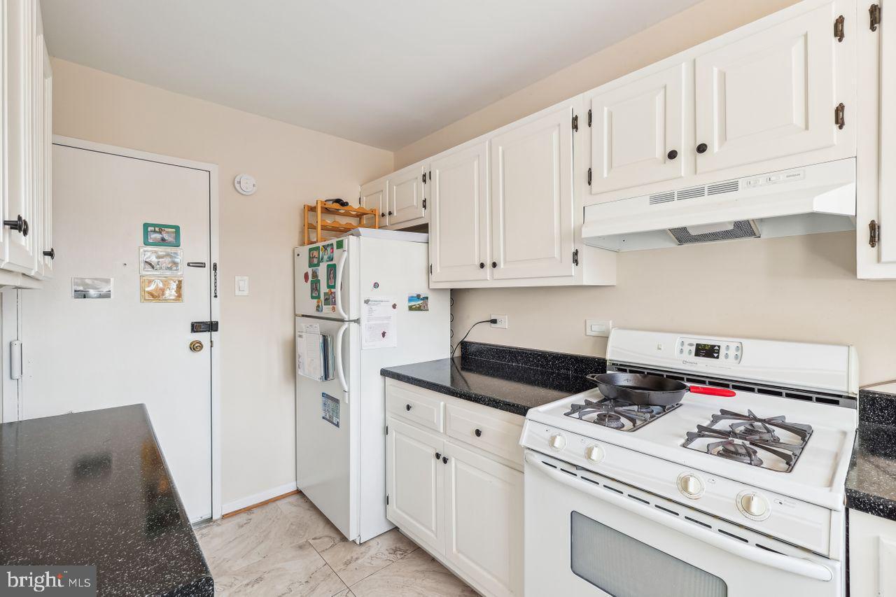 Building Photo - 10600 Kenilworth Ave