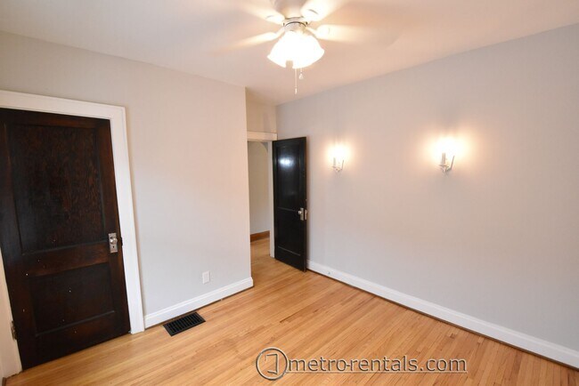 Building Photo - 2832-2834 Indianola Avenue