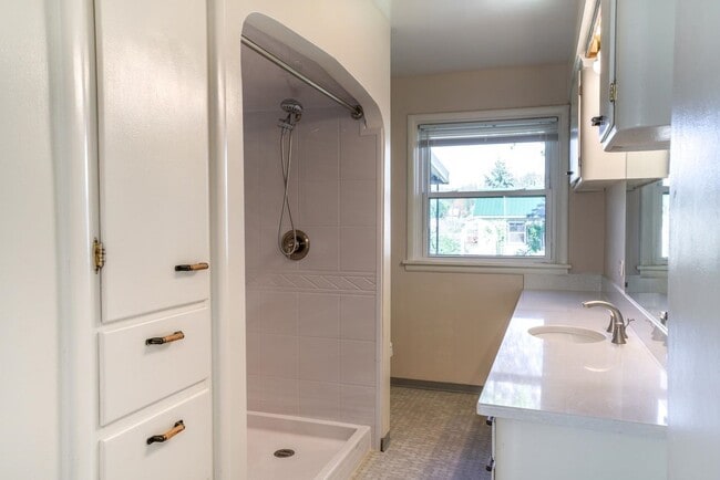 Building Photo - Spacious 4 Bedroom on Upriver Drive