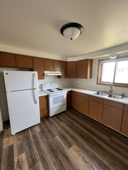 Building Photo - 700 N Steven Ave