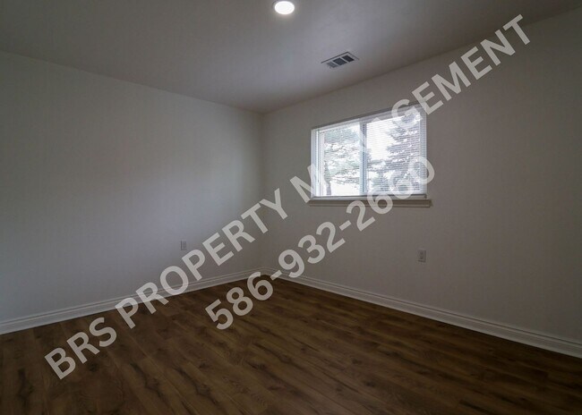 Building Photo - Beautifully Remodeled 2-Bedroom Condo in Fraser, MI