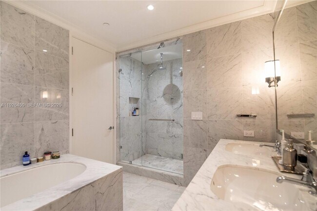 Building Photo - 15701 Collins Ave