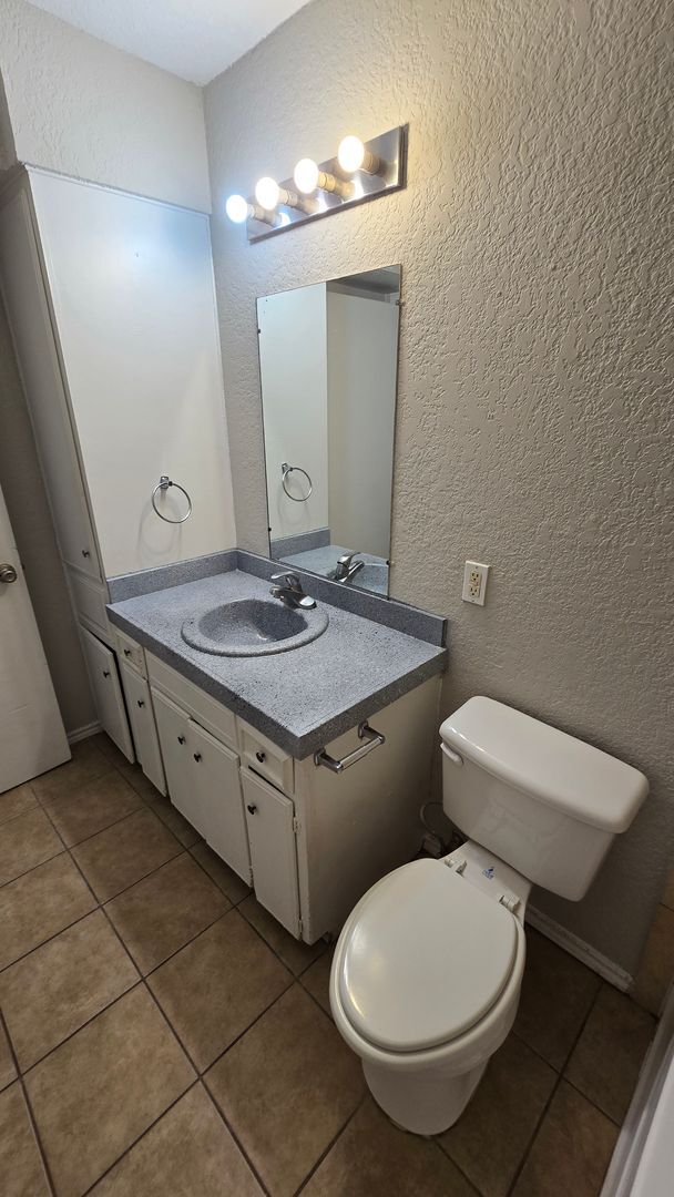 Building Photo - One bedroom one bath in Balcones Heights ready for move in!