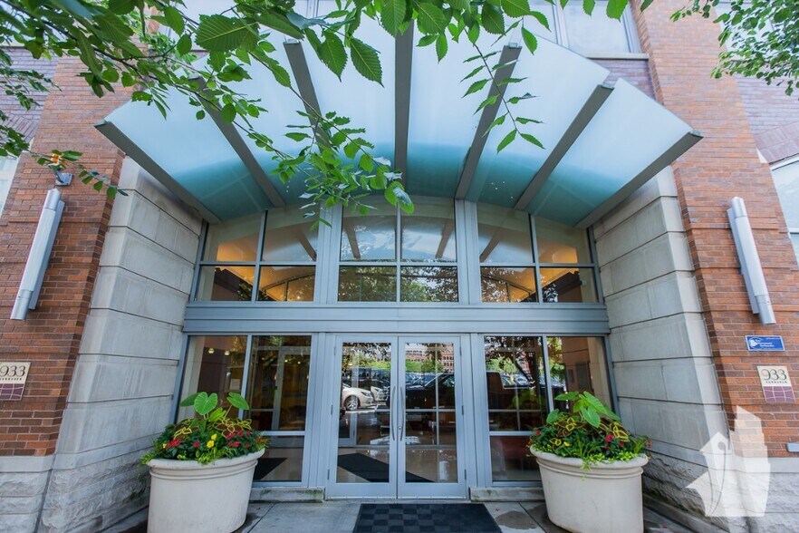 Building Photo - 933 W Van Buren St