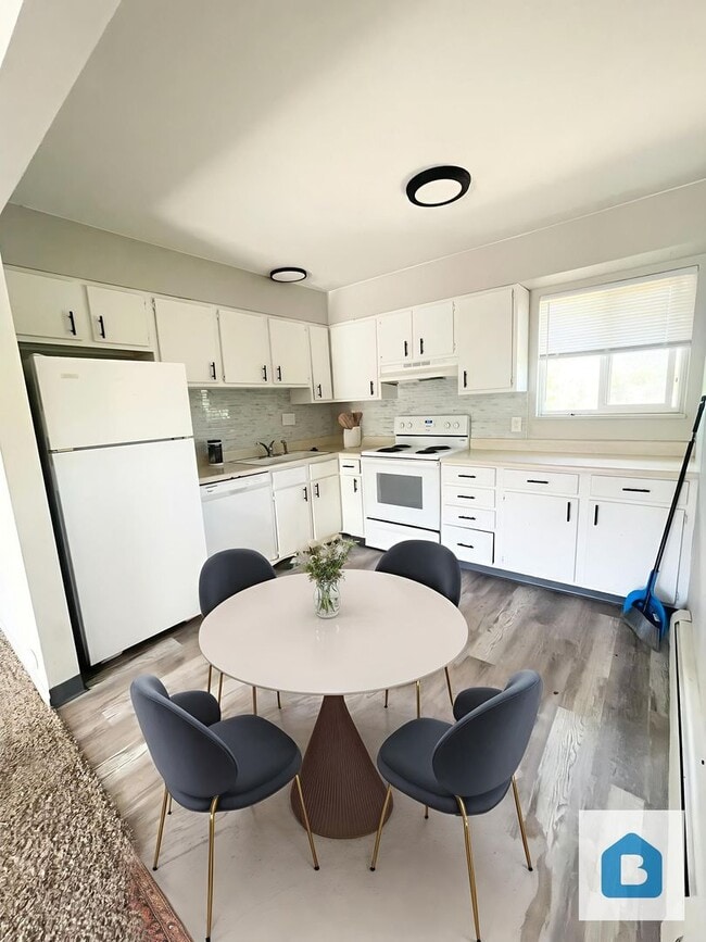 Interior Photo - 4413 Forrest Hill Rd