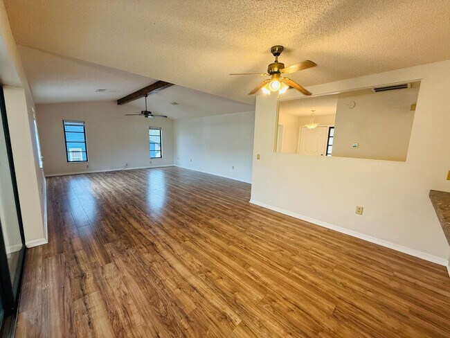 Building Photo - 2 Bedroom 2 bathroom home for Rent in Weeki Wachee FL!