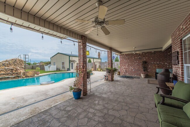 Building Photo - 1738 Red Bud Ln