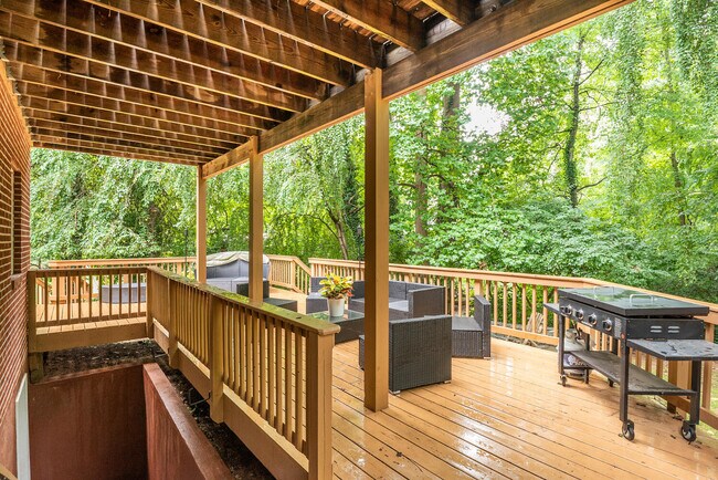 Building Photo - 6351 Lakewood Dr