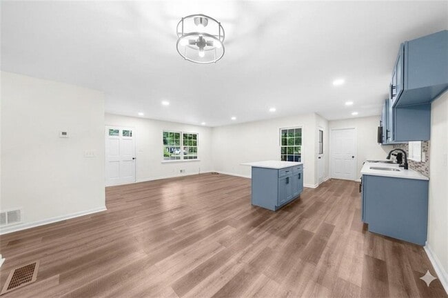 Building Photo - 3022 Hillwood Dr NW