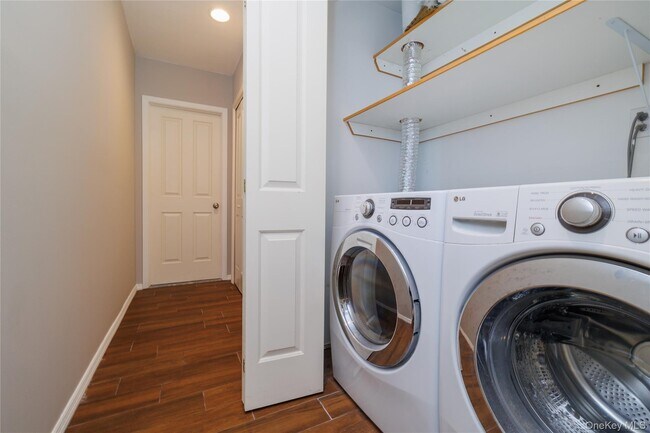 Building Photo - 277 W Broadway