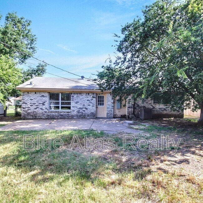 Building Photo - 3901 Royal Crest Dr