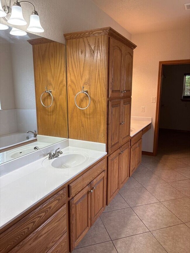 Building Photo - 5BR/3BA w/ Fenced Yard + Covered Parking in Seguin, TX