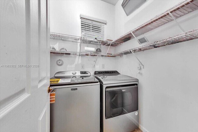 Building Photo - 1033 NE 17th Way