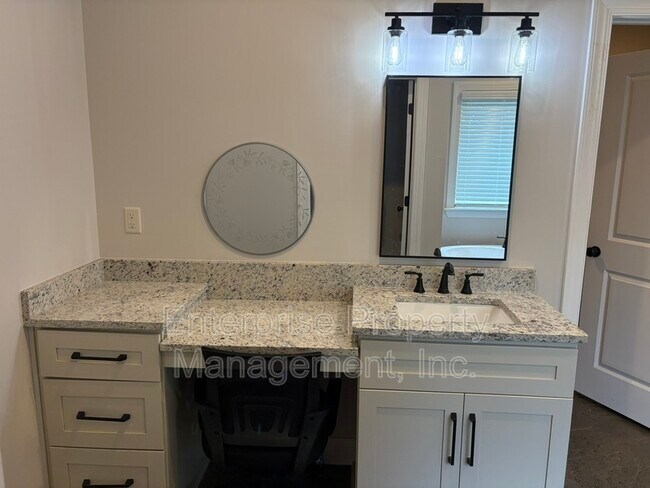 Building Photo - 239 McLaughlin Dr