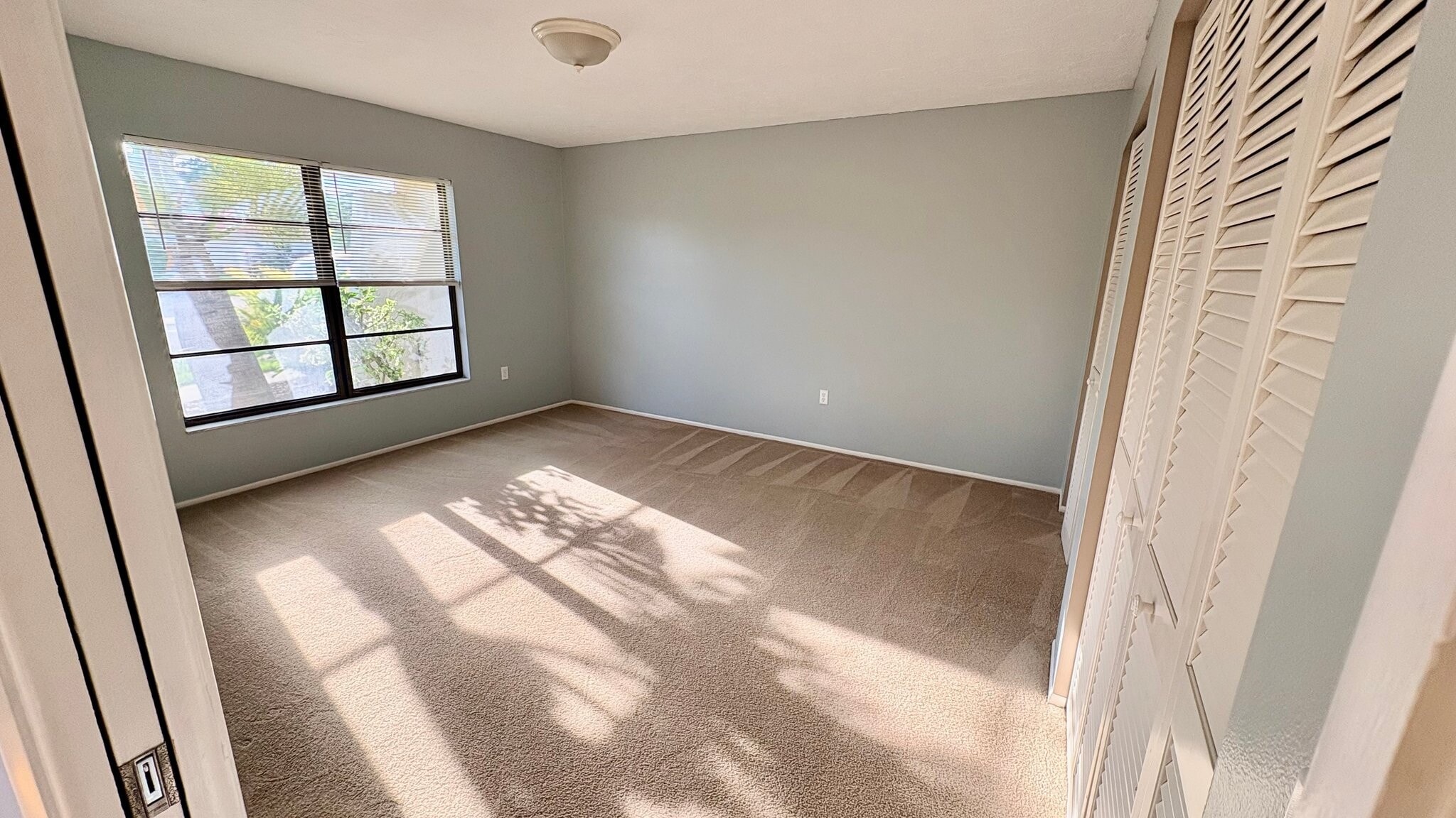 Building Photo - 5001 Vivienda Way