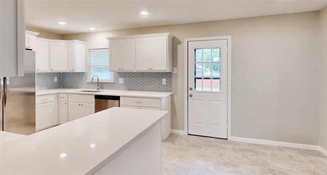 Building Photo - 1404 Meadowcrest Dr