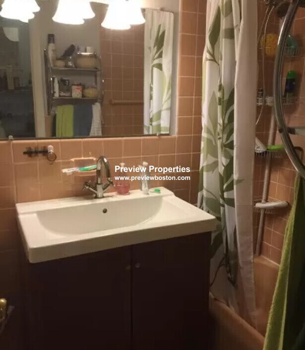 Building Photo - 922 Beacon St