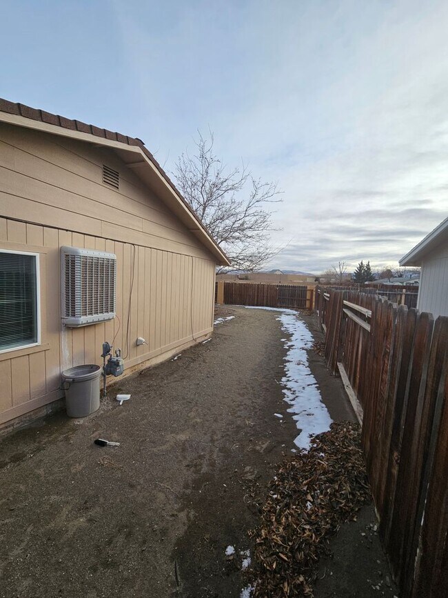 Building Photo - Updated 2 bedroom/1 bathroom apartment wit...