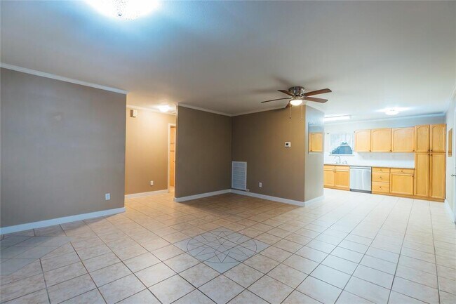 Building Photo - 5617 Schutz St