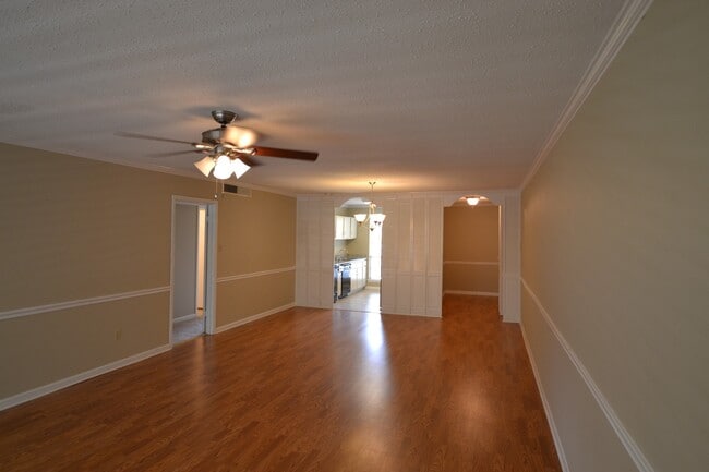 Building Photo - Gated Community!  2 bedroom, 2 bath Condo is excellent location off Jefferson Hwy