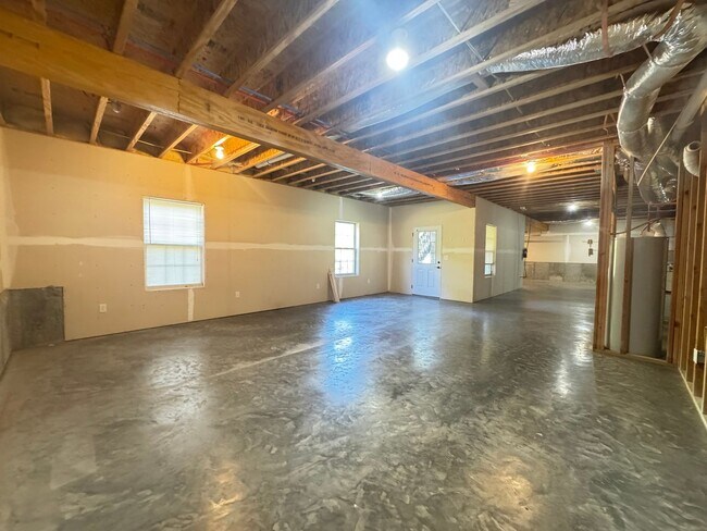 Building Photo - WELCOME HOME!