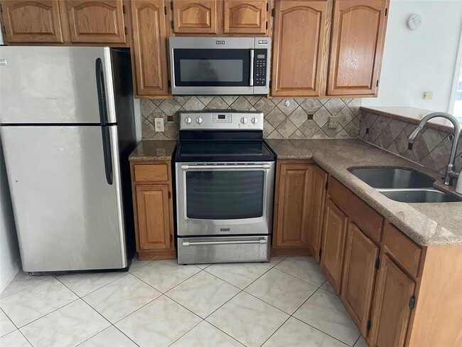 Building Photo - 8580 SW 23rd Pl