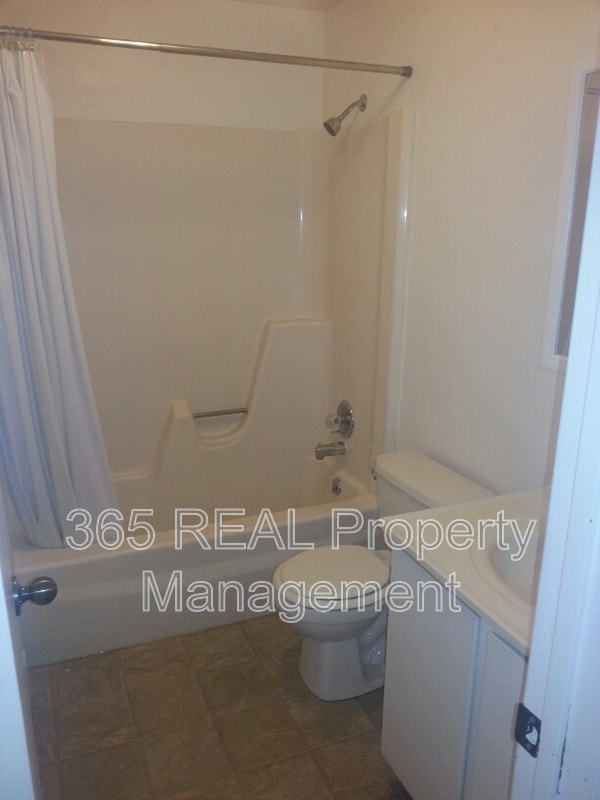 Building Photo - 204 14th St