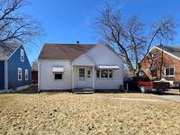 Building Photo - 3 Bedroom House