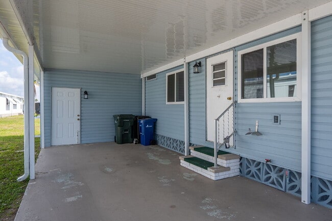 Building Photo - 529 Cervina Dr S