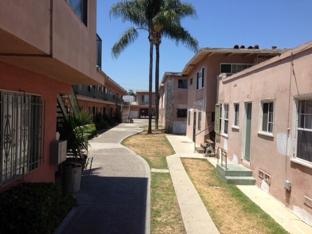 1151-1153 Walnut Ave - 1151-1155 Walnut Avenue