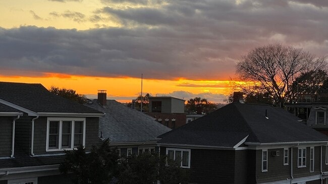 Building Photo - 726 E 8th St