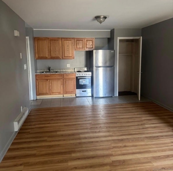 Primary Photo - 240 Oak St