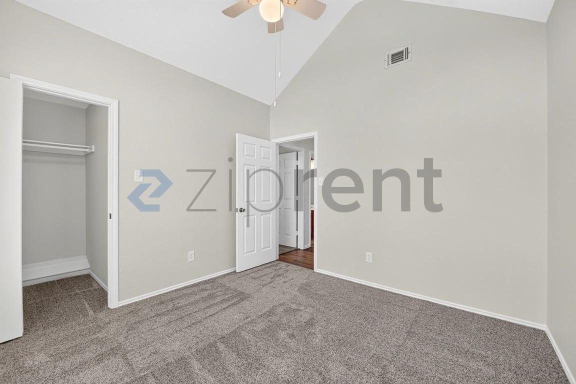 Building Photo - Unit