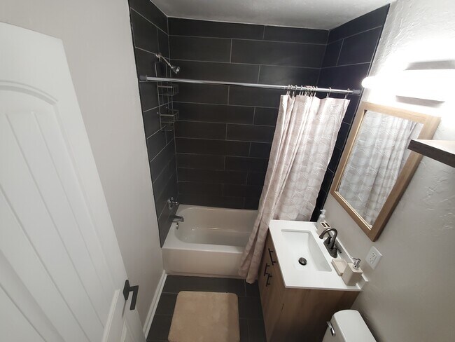 Building Photo - 1538 NE 42nd St