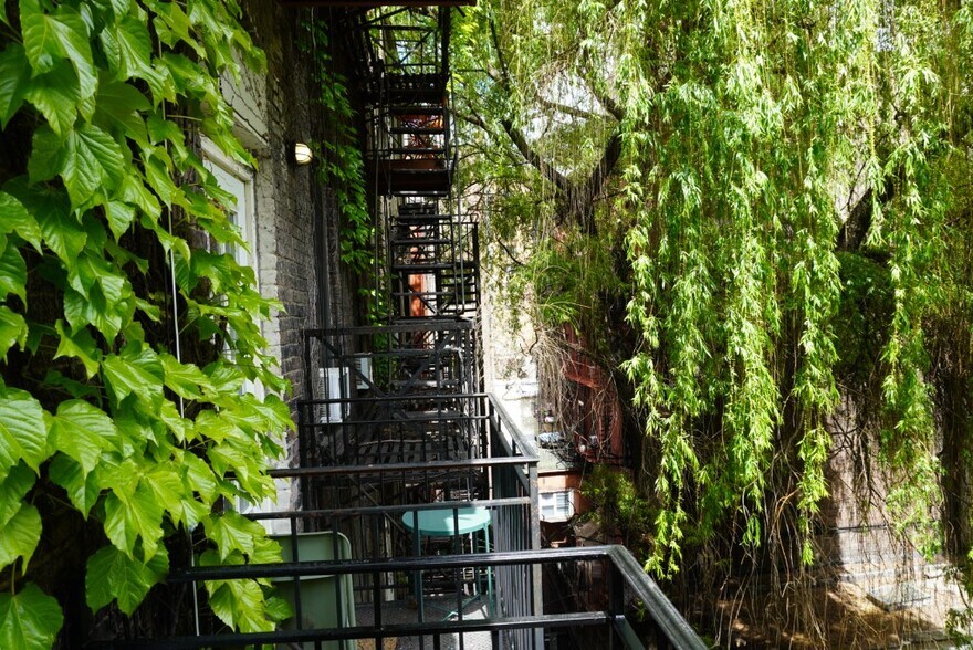 Building Photo - 250 Mott St