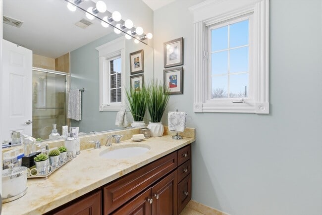 Building Photo - 395 Scott St